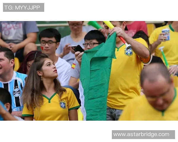 美女与足球明星浪漫接吻瞬间视频引发热议与关注